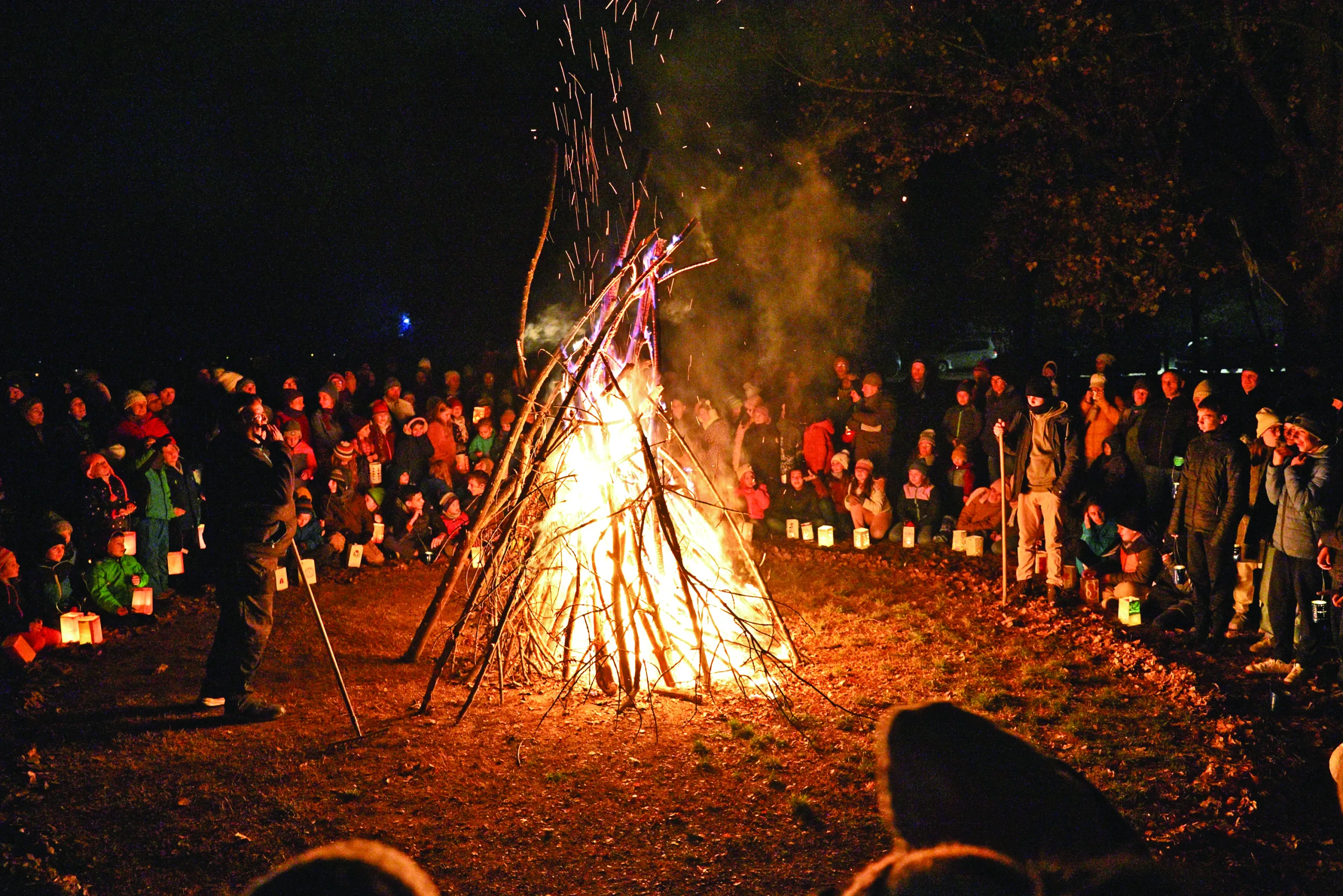 Közös éneklés a hatalmas máglya körül