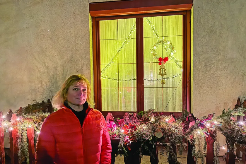 Szedmák Ágnes az első kivilágított ablaknál