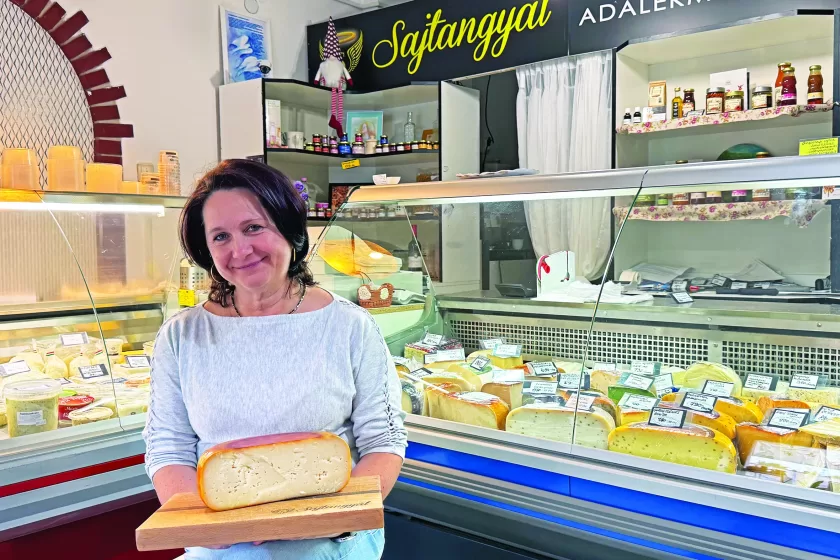 IMG_1272 „A vevők valami finom sajtot
ennének, de ne trappistát ajánljak” | Fotó Ujvári Miklós