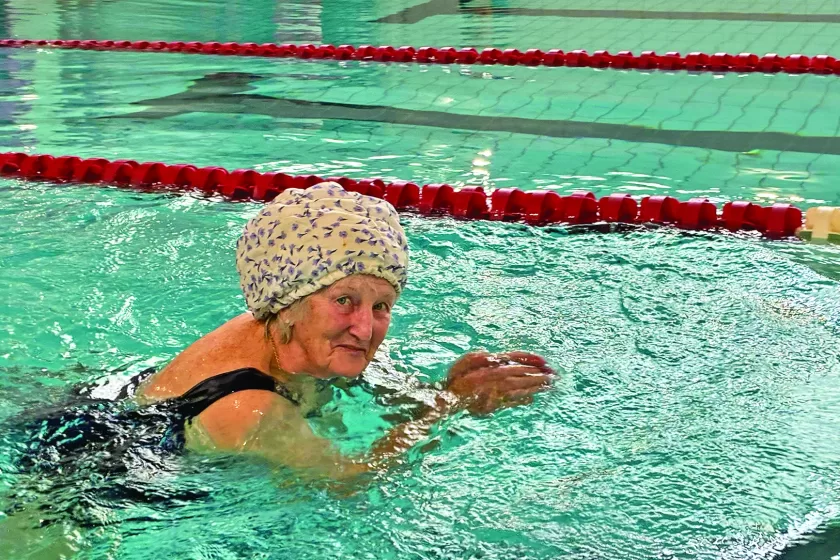 Mandevillené Keresztényi Gizella is rajthoz állt a hatvani rákellenes úszóversenyen