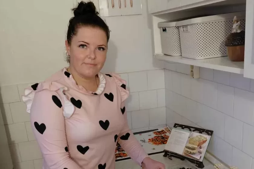 Esze Dóra és a a tripla csokis mousse-torta (balra). Jobbra a vörös bársony torta, amit egy későbbi számunkban mutatunk majd be