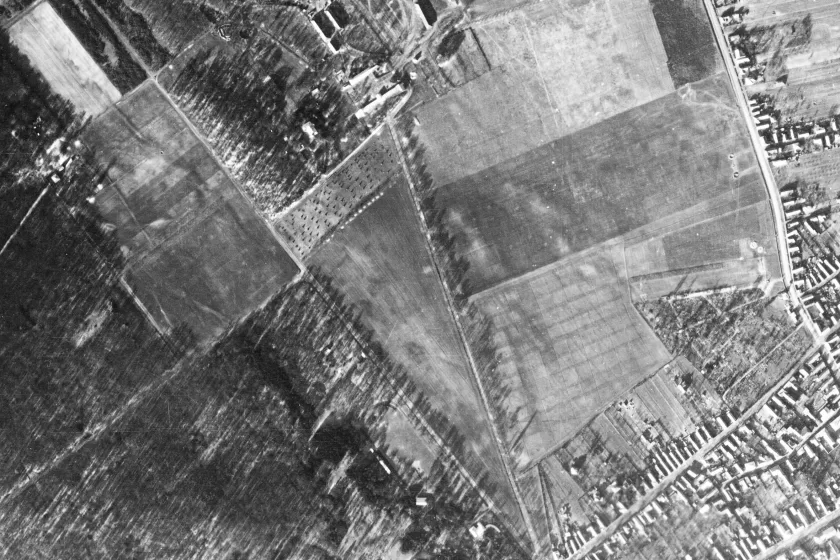 Légifotó a haraszti városrészről 1945-ből. Már abban az évben megkezdődött a koronauradalmi földek szétosztása